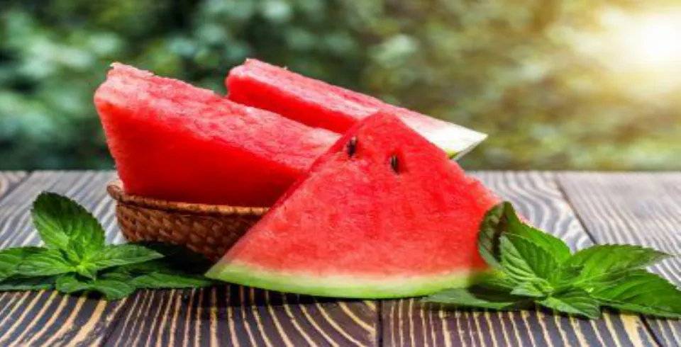 Yay ayının vazgeçilməzi olan qarpız...